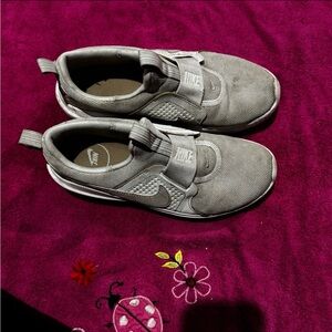 Nike women green/Gray Slip-On Shoes size 7.5